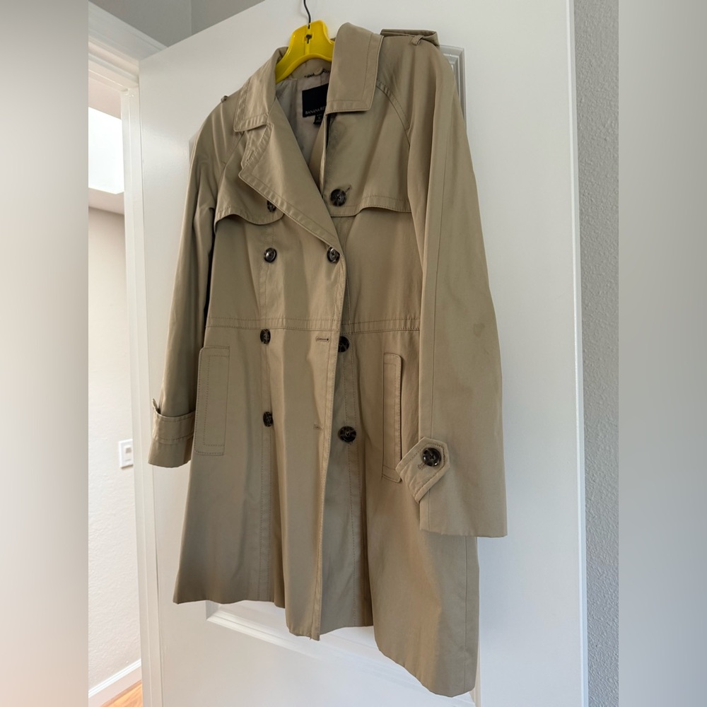 Classic Banana Republic Tan Double-Breasted Women's Trench Coat. Size 6.